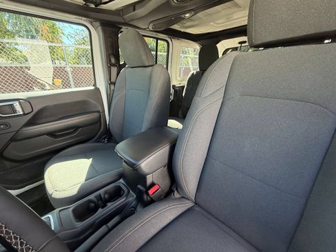 Used 2025 Jeep Wrangler Unlimited Sahara AWD/4WD image 35