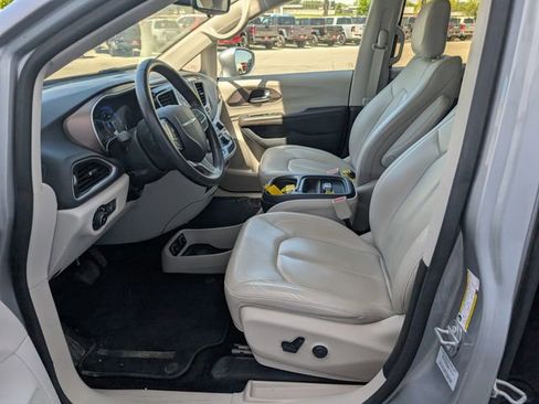 Used 2017 Chrysler Pacifica Touring-L FWD image 2