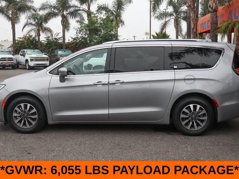 Used 2021 Chrysler Pacifica Touring-L FWD image 5