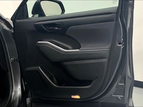 Used 2023 Toyota Highlander L image 22