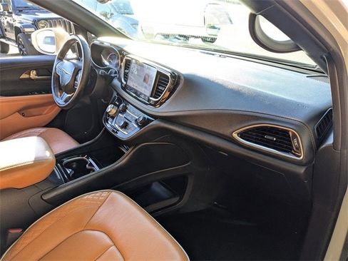 Certified 2021 Chrysler Pacifica Pinnacle image 32