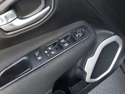 Used 2018 Jeep Renegade Latitude FWD image 20