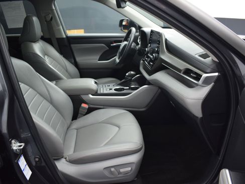 Used 2022 Toyota Highlander XLE image 10