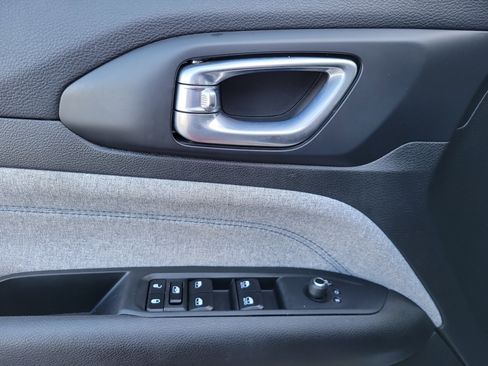 Used 2024 Jeep Compass Latitude image 25