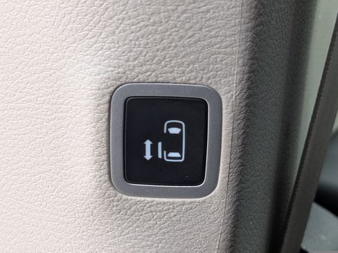 Used 2023 Chrysler Pacifica Touring-L image 20