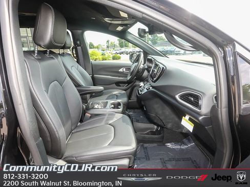New 2025 Chrysler Voyager LX FWD image 20