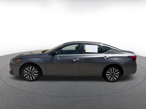 Used 2025 Nissan Altima 2.5 SV FWD image 9