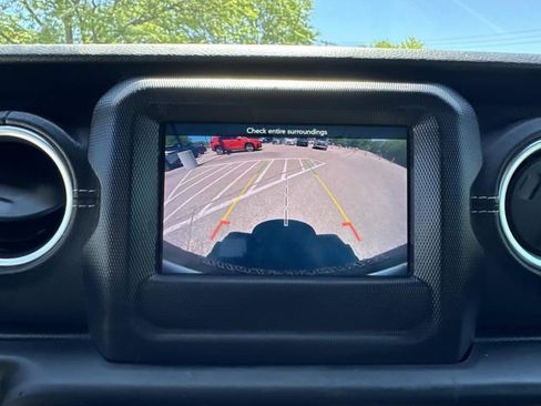 Used 2018 Jeep Wrangler Unlimited Sahara AWD/4WD image 23