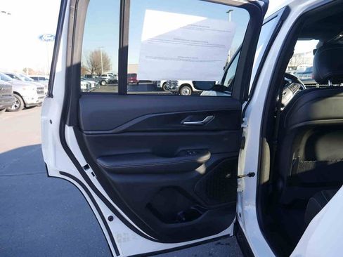 New 2025 Jeep Grand Cherokee Altitude image 14