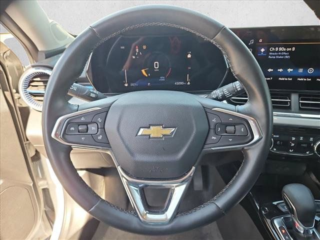 Used 2025 Chevrolet Trax LT w/ LT Convenience Package FWD image 13