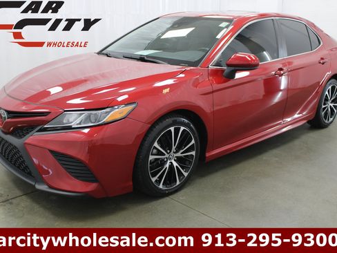 Used 2020 Toyota Camry SE image 1