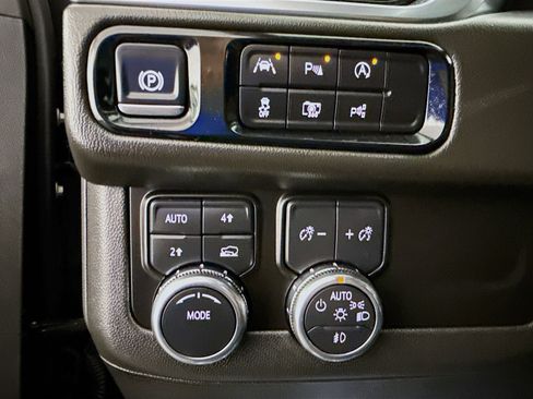 Used 2025 GMC Yukon Denali AWD/4WD image 45