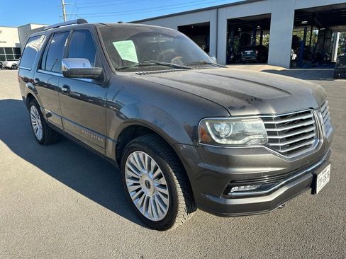 Used 2016 Lincoln Navigator Select AWD/4WD image 3