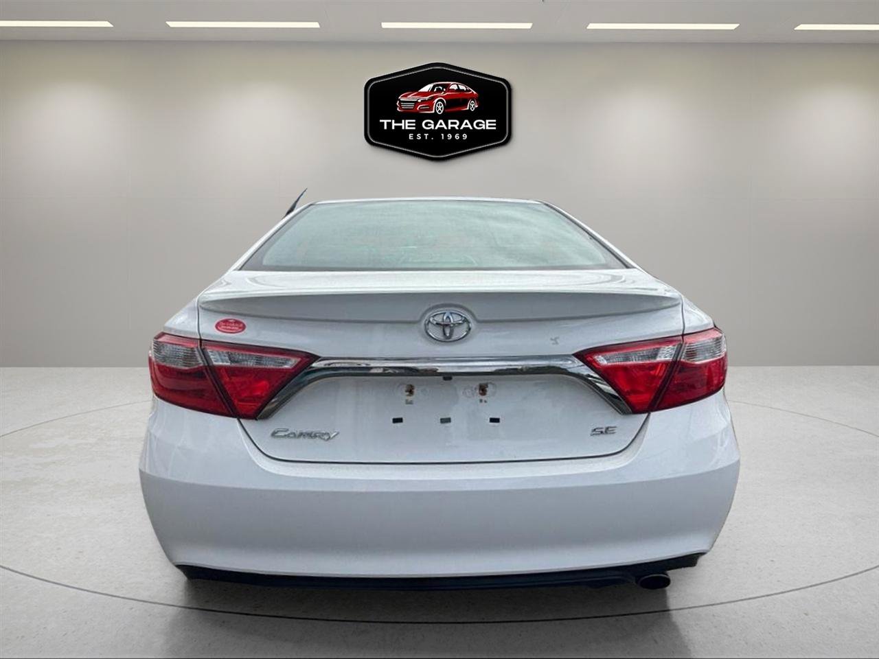 Used 2016 Toyota Camry SE w/ Moonroof Package FWD image 4