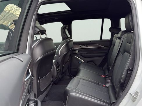 Used 2022 Jeep Grand Cherokee Overland w/ Advanced Protech Group III image 22