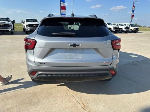 Used 2025 Chevrolet Trax RS w/ Sunroof Package FWD image 4