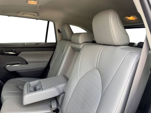 Used 2021 Toyota Highlander XLE AWD/4WD image 24
