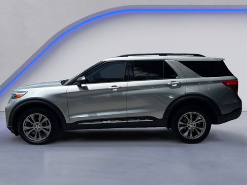 Used 2023 Ford Explorer XLT w/ Equipment Group 202A AWD/4WD image 3