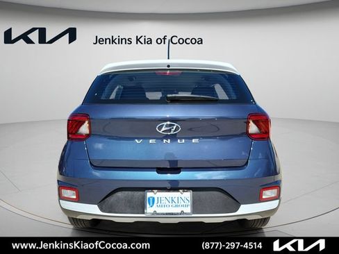 Used 2023 Hyundai Venue Limited FWD image 6