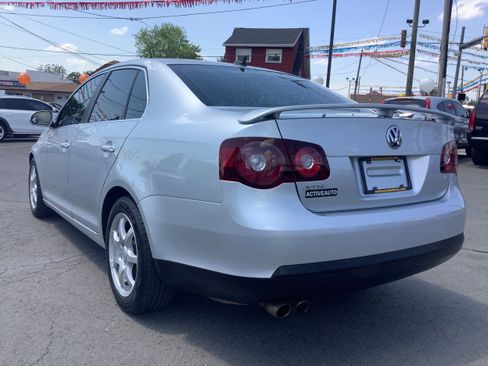 Used 2010 Volkswagen Jetta SE FWD image 5
