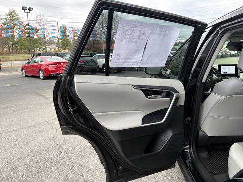 Used 2023 Toyota RAV4 XLE Premium image 10