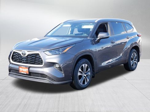 Used 2023 Toyota Highlander XLE image 3