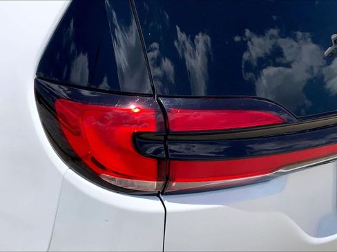 Used 2024 Chrysler Pacifica Touring-L FWD image 27