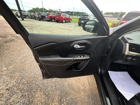 Used 2015 Jeep Cherokee Limited AWD/4WD image 11