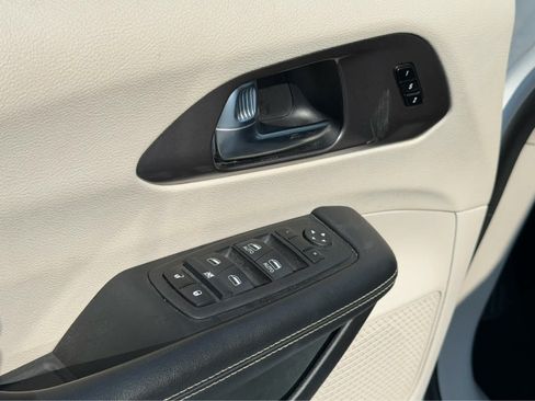 Used 2024 Chrysler Pacifica Touring-L FWD image 20