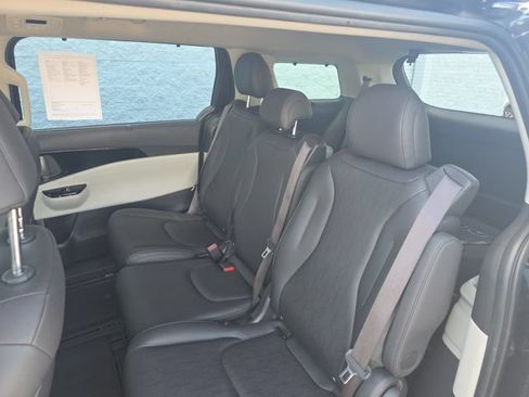 Used 2023 Kia Carnival EX FWD image 8