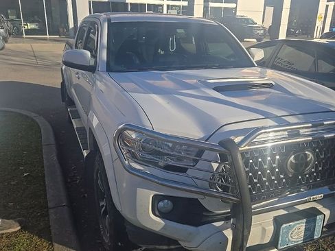 Used 2019 Toyota Tacoma TRD Sport image 1