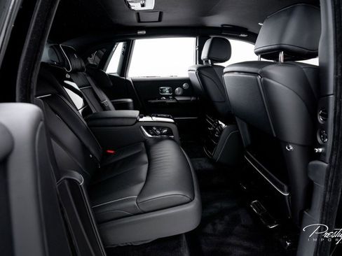 Used 2022 Rolls-Royce Phantom Sedan image 45