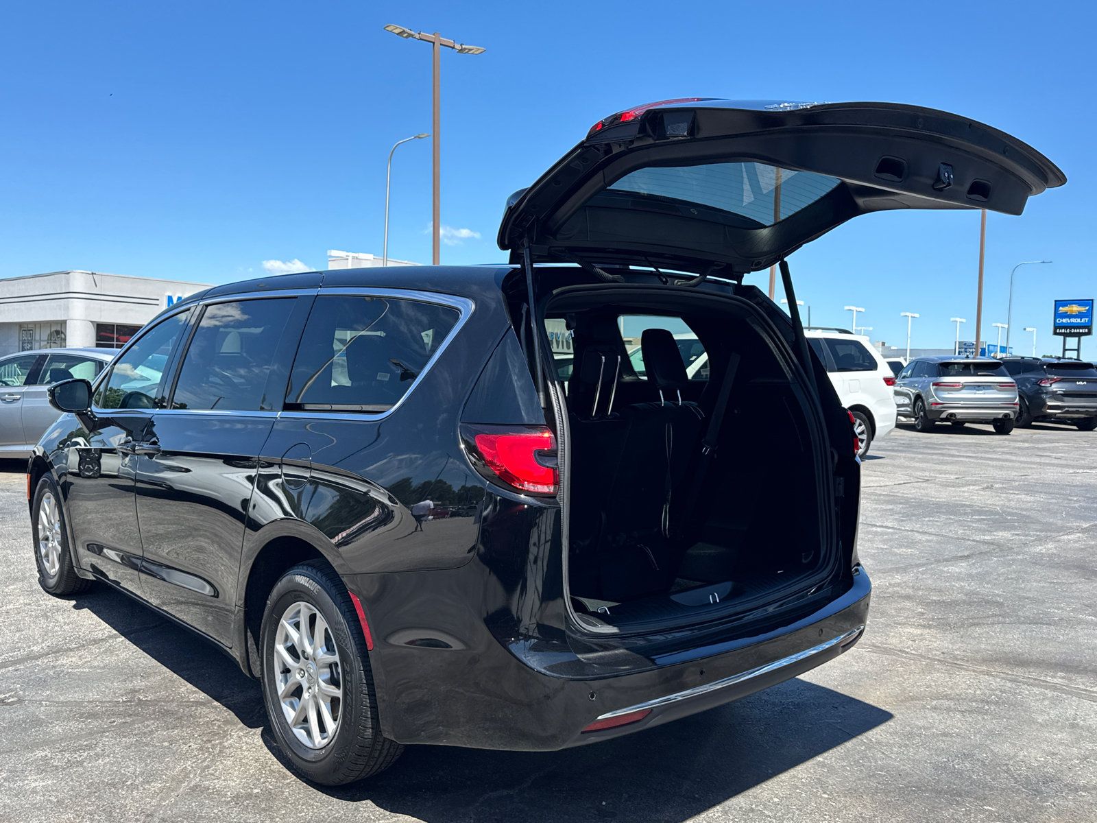 Used 2025 Chrysler Pacifica Select FWD image 18