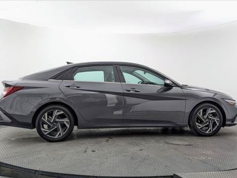 Used 2025 Hyundai Elantra Limited FWD image 9