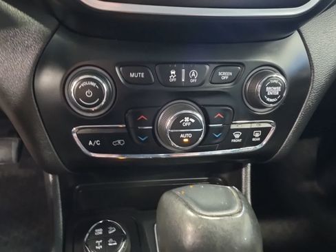Used 2019 Jeep Cherokee Trailhawk AWD/4WD image 29