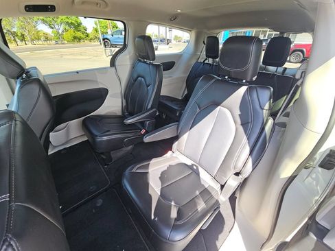 Used 2023 Chrysler Pacifica Touring-L FWD image 13