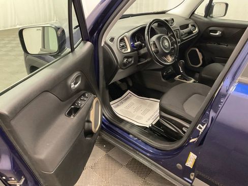 Used 2017 Jeep Renegade Latitude w/ Cold Weather Group AWD/4WD image 4