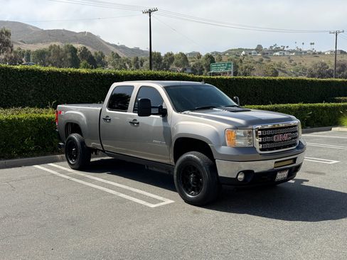 Used 2013 GMC Sierra 2500 SLE w/ SLE Preferred Package AWD/4WD image 3