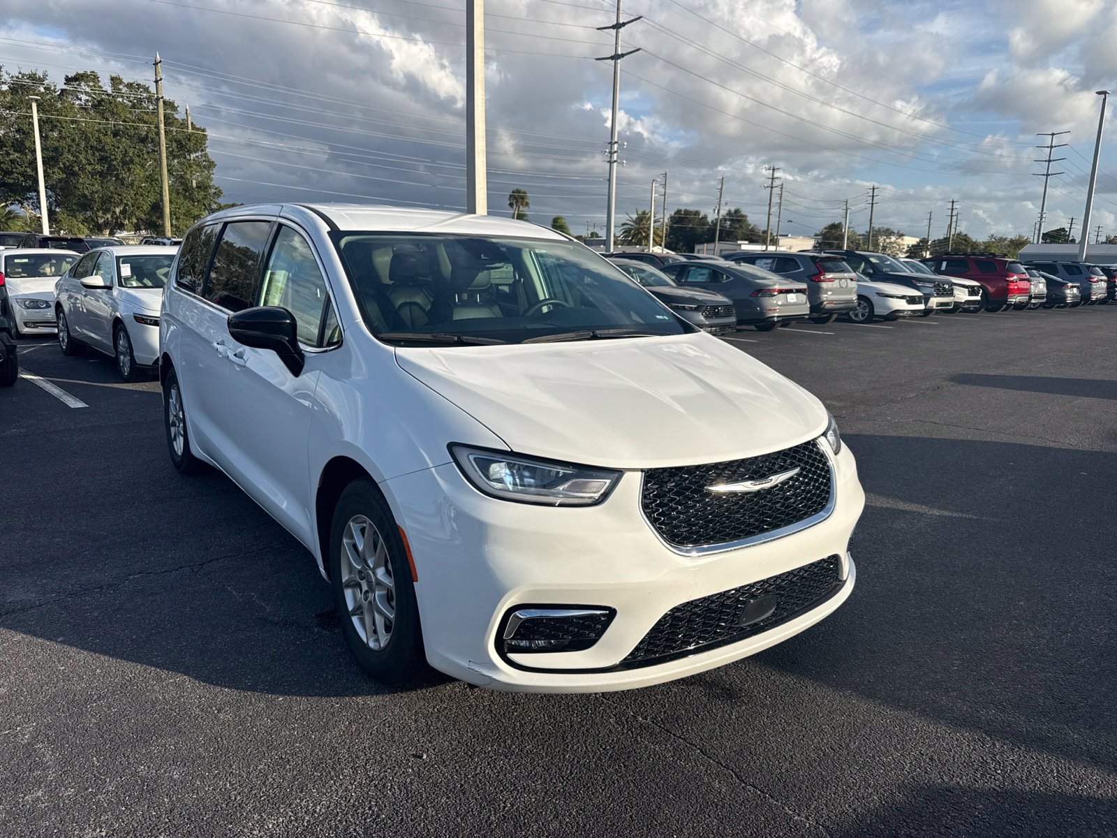 Used 2024 Chrysler Pacifica Touring-L FWD image 1