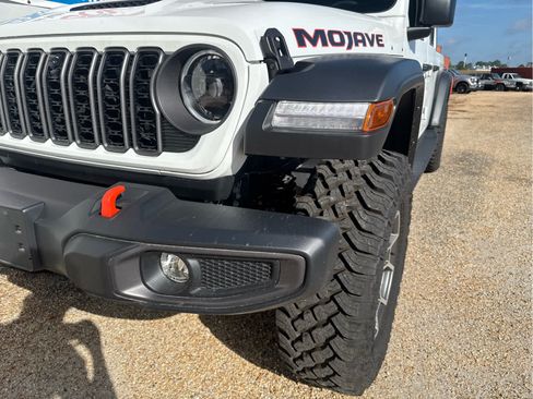Used 2024 Jeep Gladiator Mojave w/ Technology Group AWD/4WD image 10