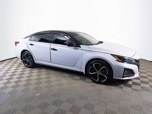 Used 2024 Nissan Altima 2.5 SR w/ SR Premium Package AWD/4WD image 3