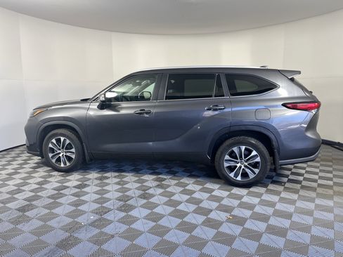 Used 2023 Toyota Highlander XLE image 2