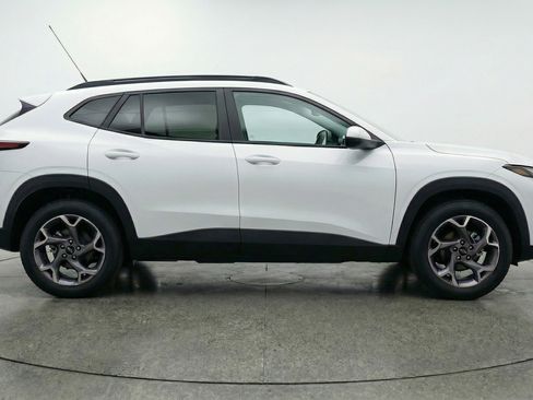 Used 2025 Chevrolet Trax LT FWD image 11