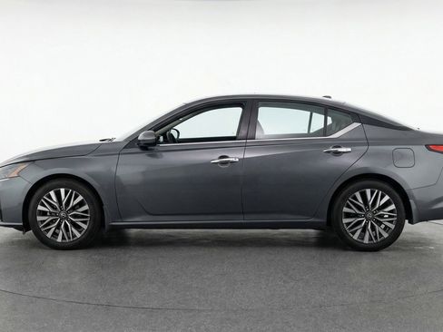Used 2025 Nissan Altima 2.5 SV FWD image 5
