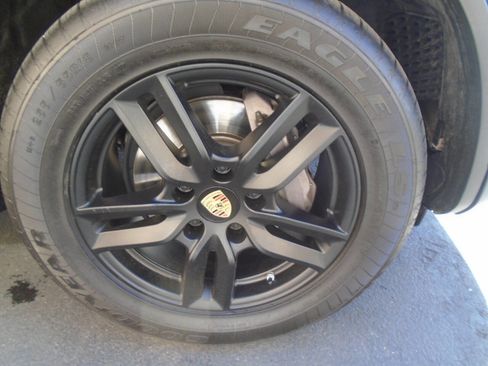 Used 2016 Volkswagen Touareg TDI image 16