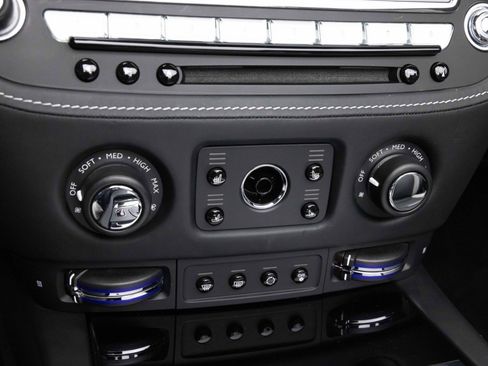Used 2019 Rolls-Royce Dawn RWD image 34