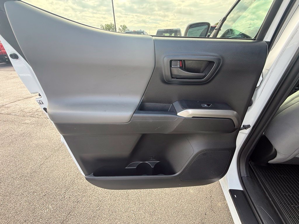 Used 2018 Toyota Tacoma SR5 AWD/4WD image 10