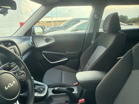 Used 2024 Kia Soul LX w/ Option Group 015 FWD image 2