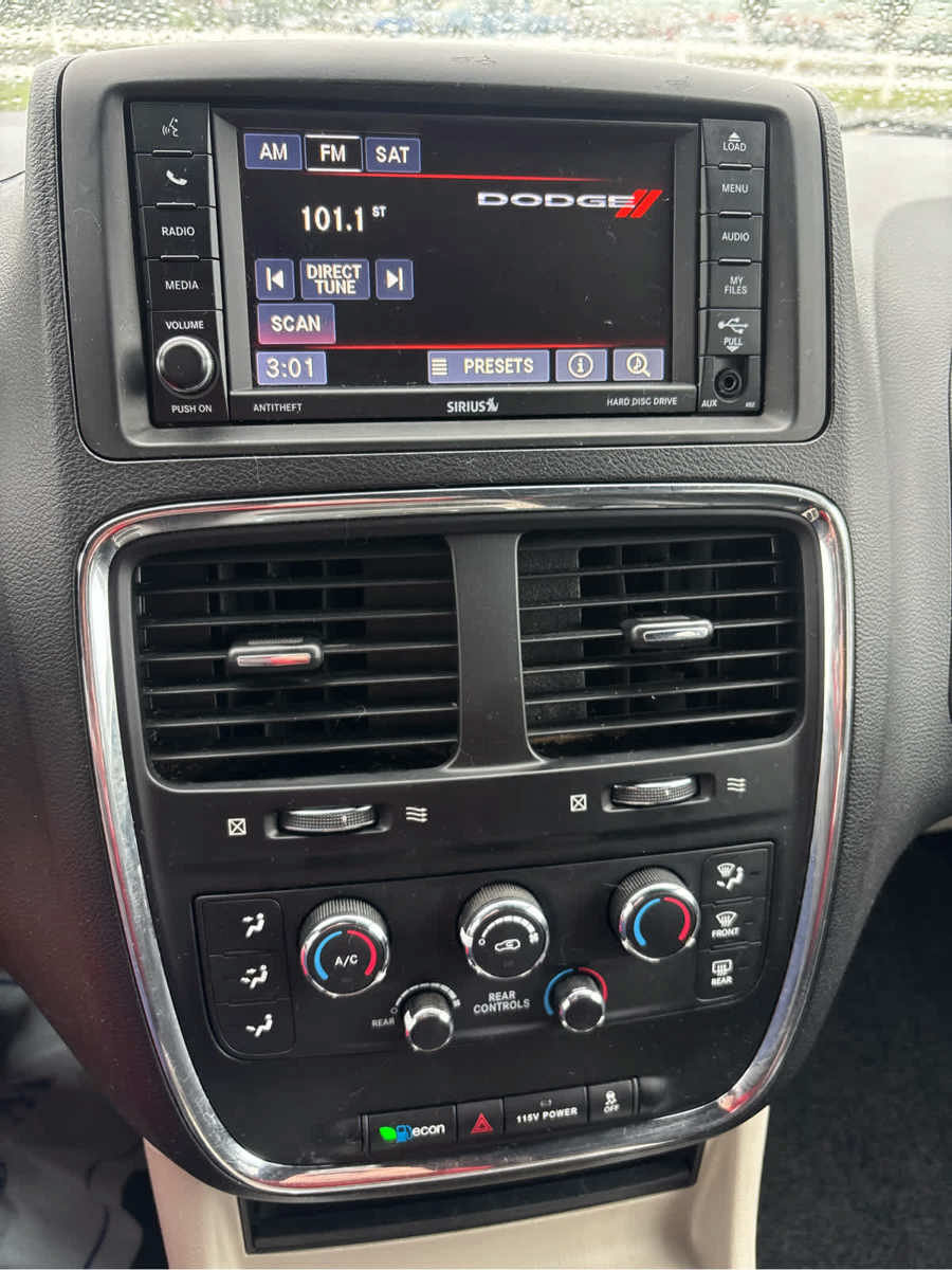 Used 2017 Dodge Grand Caravan SXT w/ Rear Park Assist Package FWD image 15