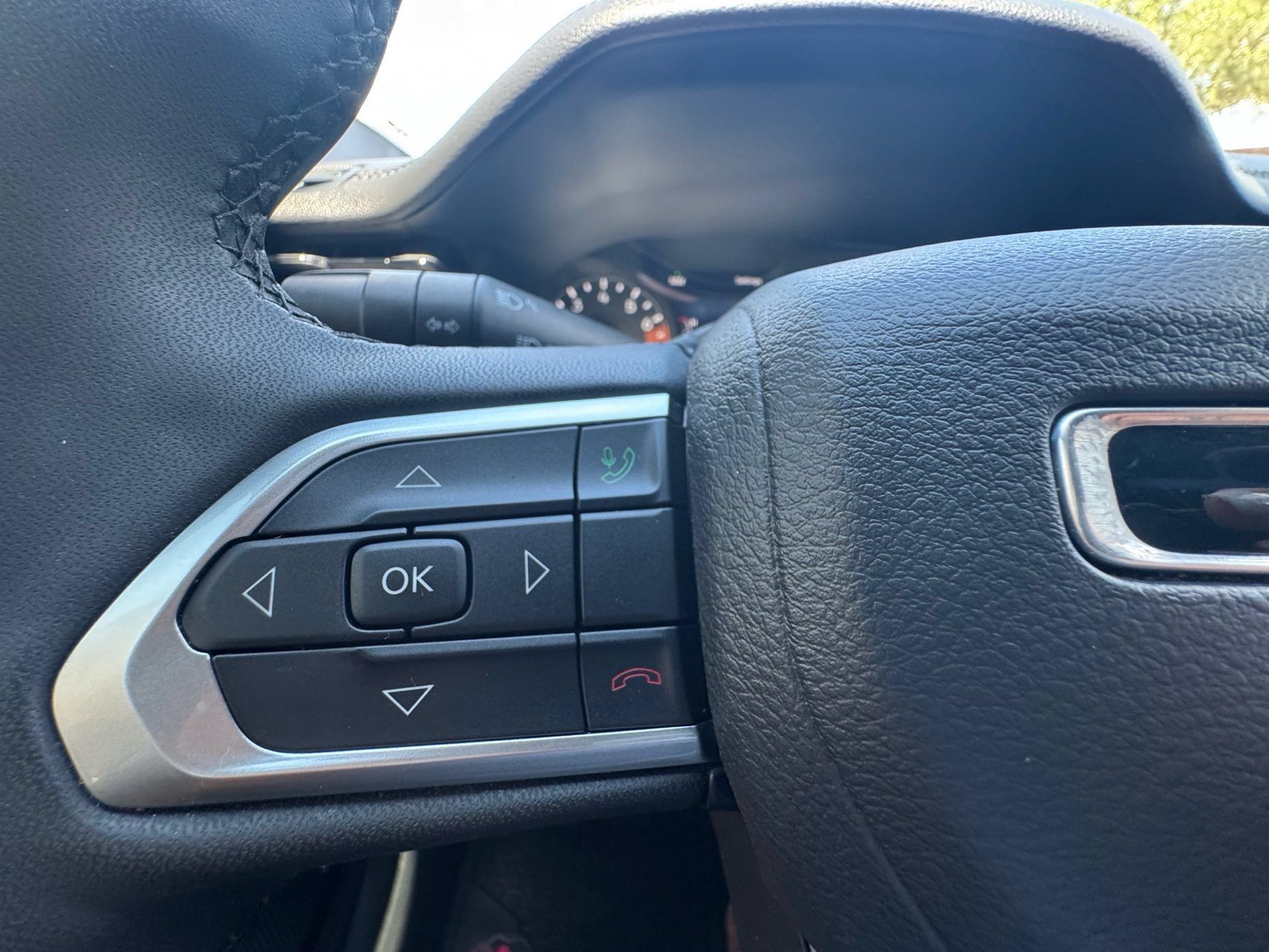Used 2024 Jeep Compass Latitude w/ Sun and Sound Group AWD/4WD image 16